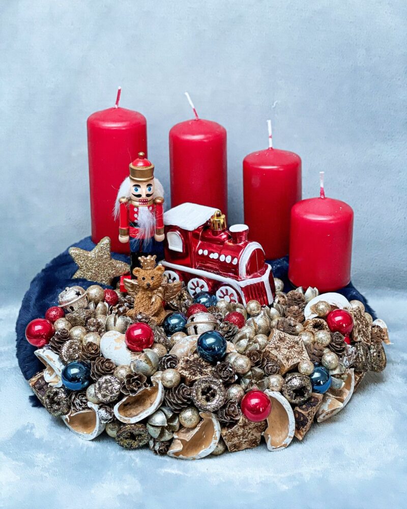Diótörős Adventi Koszorú Piros - Kék Színben